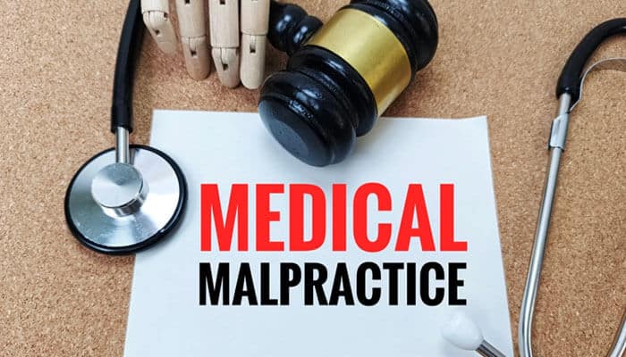A gavel and stethoscope on a desk with the words “Medical Malpractice,” symbolizing legal action to claim compensation for surgical error in Chicago.