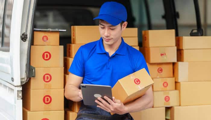 How to Claim Refund Money from Amazon - My Legal Opinion 1 - My Legal Opinion Amazon delivery driver reviewing a tablet, symbolizing the affected drivers in the Amazon Driver Tips Lawsuit Settlement, where tips were allegedly used to offset base pay from 2016-2019.